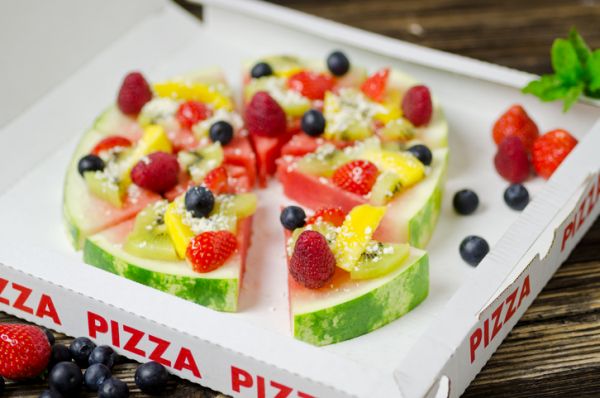 Pizza di anguria alla frutta per i bambini