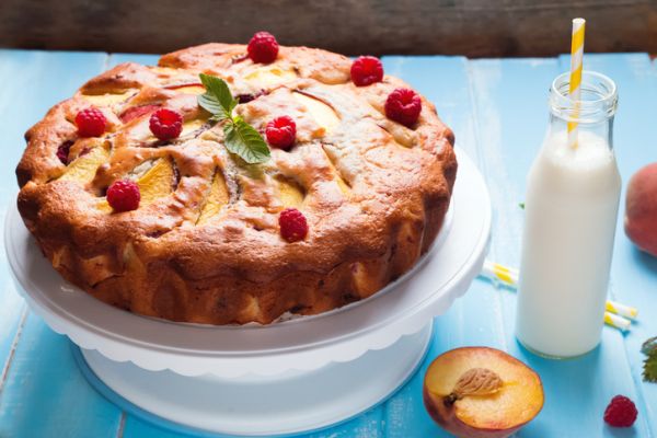 Torta alla pesche per la colazione estiva dei bambini