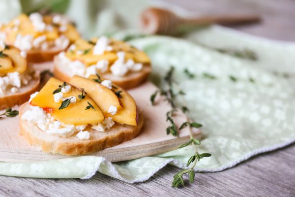 Bruschette con pesche, feta e miele per i bambini