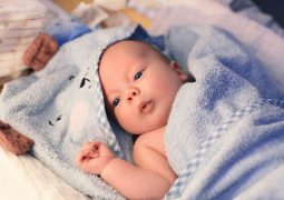 Neonato, come asciugare i capelli?