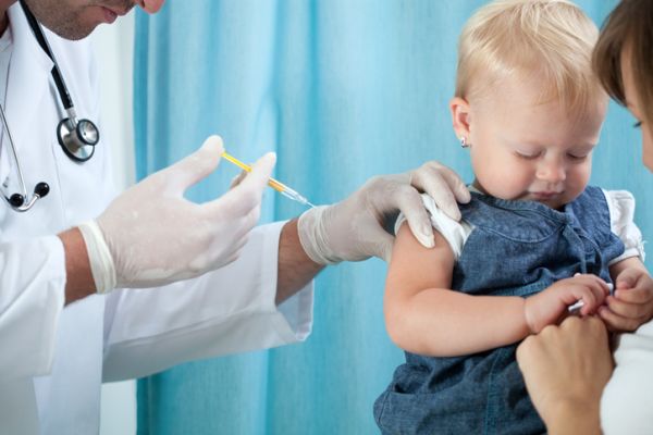 Meningite, bambini a rischio: ecco come prevenirla