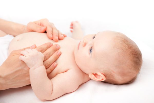 Massaggio neonati: meglio evitare l'olio