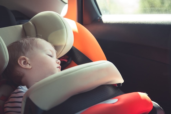Bambini in auto, le normative per i seggiolini 