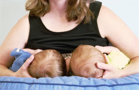 Si può allattare al seno dopo un parto gemellare?