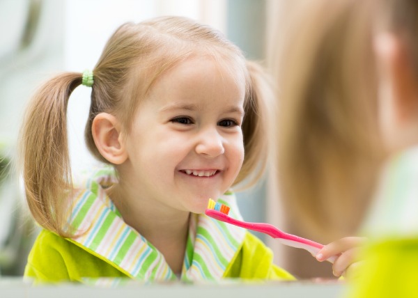 Quando insegnare al bambino a lavarsi i denti da solo?