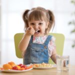 Alimentazione bambini quando fa caldo: cosa scegliere