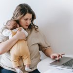 Farmacie online: la comodità a portata di click per le mamme
